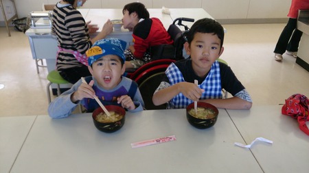 平敷屋小学校支援学級沖縄そば手打ち教室