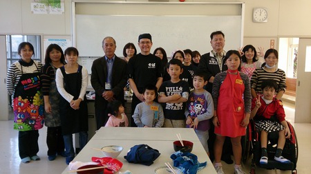 平敷屋小学校支援学級沖縄そば手打ち教室