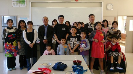 平敷屋小学校支援学級沖縄そば手打ち教室