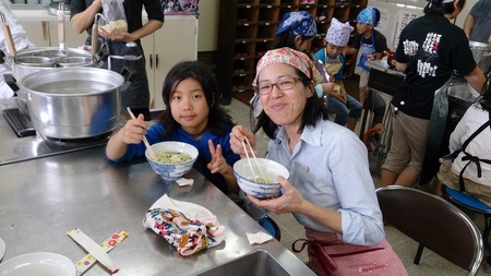 坂田小学校親子沖縄そば手打ち教室