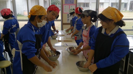 知念中学校沖縄そば手打ち教室
