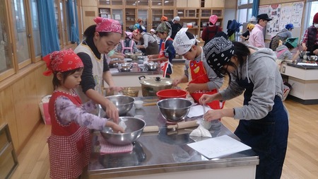 コザ小学校親子沖縄そば手打ち教室
