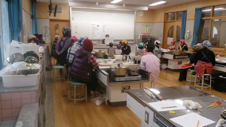 コザ小学校親子沖縄そば手打ち教室