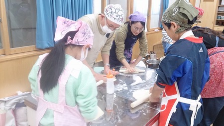 コザ小学校親子沖縄そば手打ち教室