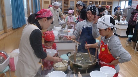 コザ小学校親子沖縄そば手打ち教室