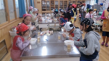 コザ小学校親子沖縄そば手打ち教室