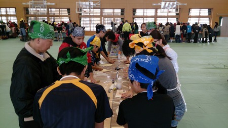 嘉数小学校親子沖縄そば手打ち教室