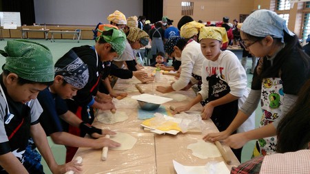 嘉数小学校親子沖縄そば手打ち教室