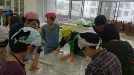 浦添中学校親子沖縄そば手打ち教室