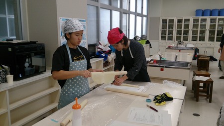 浦添中学校親子沖縄そば手打ち教室