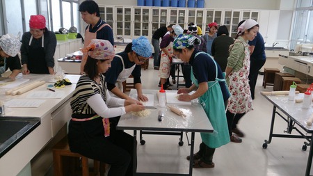 浦添中学校親子沖縄そば手打ち教室