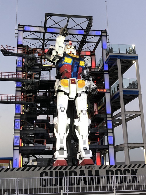 【痛みの専門院 整体しゅり】ガンダムの全体の写真です。