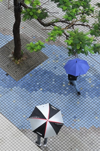 　雨の日の街（傘）