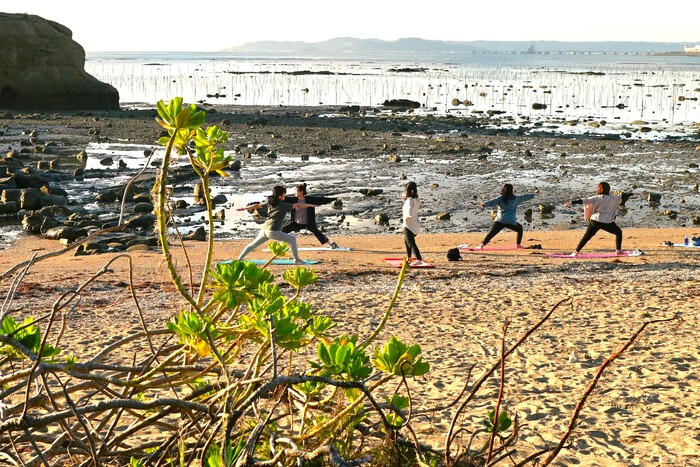 　県総公園、早朝の海辺で