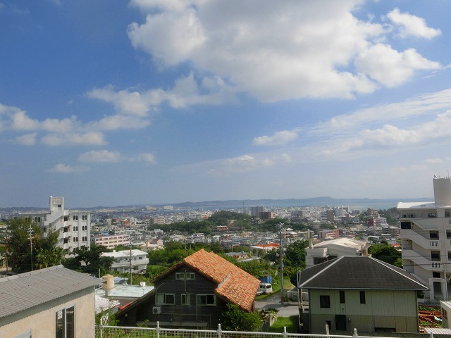 沖縄市比屋根の高台にある海が見える賃貸のお部屋です 沖縄本島中部地域の物件情報をご紹介