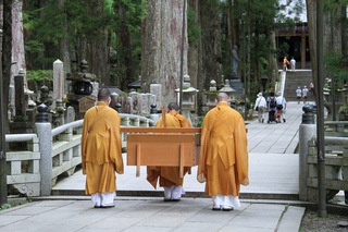 食事を運ぶ僧侶