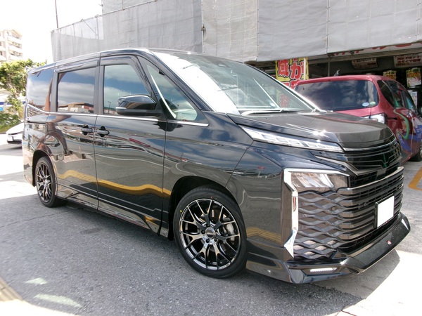 新型ヴォクシー　タイヤホイル取付