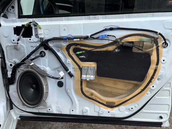 レクサスCT　スピーカー・サブウーファー取付