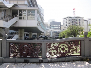 県庁前駅と御成橋