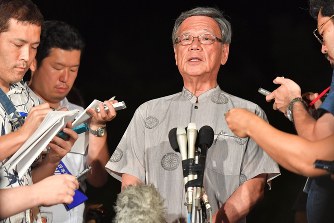沖縄県議選の大勢が判明し、公舎前で報道陣の質問に答える翁長知事