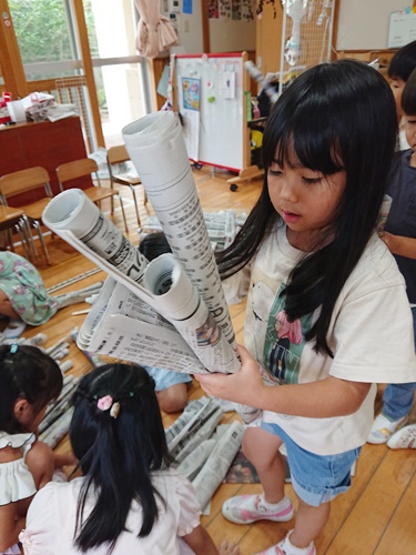 新聞紙でテント作り（さくら組）