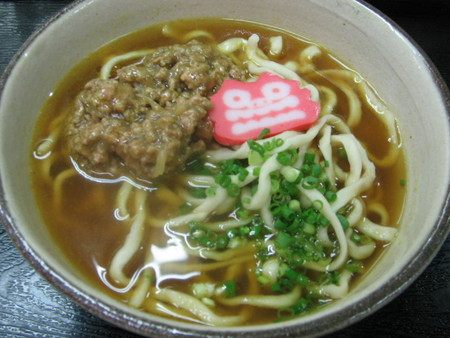 「カレーそば」（琉球麺屋シーサー）