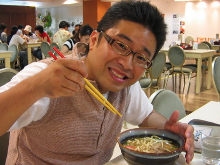FECの山城智二さん来店（「沖縄そば博物館」）