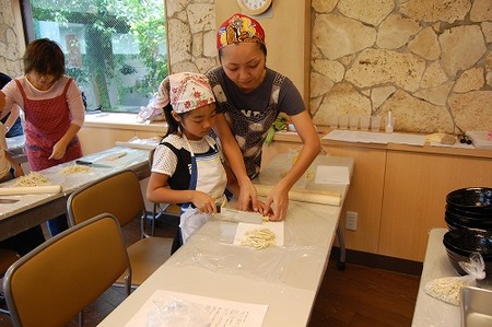 親子手打ち沖縄そば教室（てぃーだスクエア）第４回