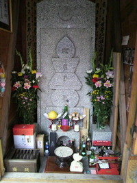 前田慶次供養塔と煙草盆 2010/04/29 16:44:38