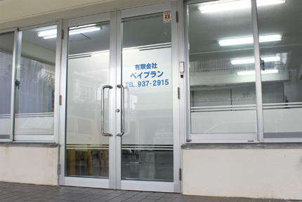 ベイプランさんの窓ガラス