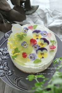 エディフルフラワーで飾る華やかなレアチーズケーキ 2021/11/03 11:13:55