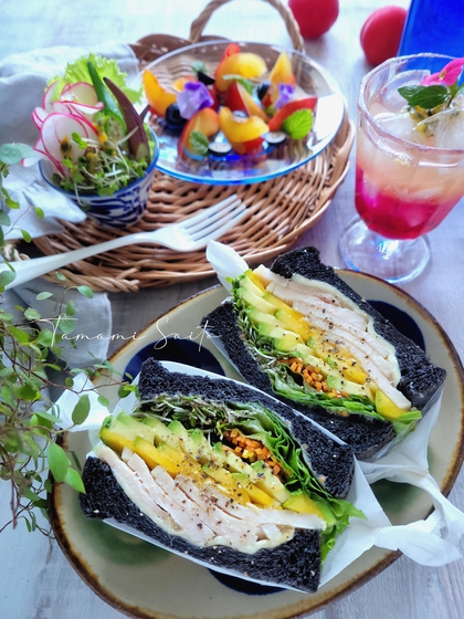 萌え断野菜サンドとすももの朝時間