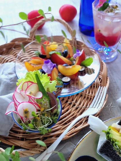 萌え断野菜サンドとすももの朝時間