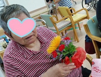デイサービスてだこ苑にてフラワーアレンジメントを行いました