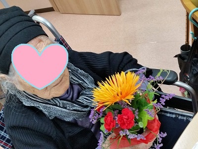デイサービスてだこ苑にてフラワーアレンジメントを行いました
