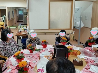 デイサービスてだこ苑にてフラワーアレンジメントを行いました