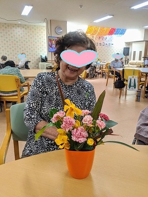 毎月恒例フラワーアレンジメント❀を行いました。デイサービスてだこ苑