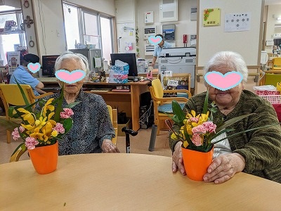 毎月恒例フラワーアレンジメント❀を行いました。デイサービスてだこ苑