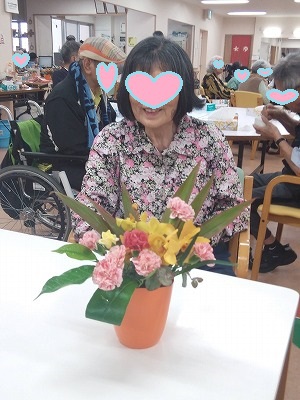 毎月恒例フラワーアレンジメント❀を行いました。デイサービスてだこ苑