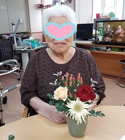毎月恒例フラワーアレンジメントデイサービスてだこ苑