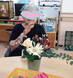 毎月恒例フラワーアレンジメントデイサービスてだこ苑