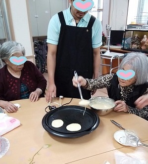 おやつ作りでホットケーキを焼きました(*^_^*)　デイサービスてだこ苑