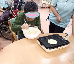 おやつ作りでホットケーキを焼きました(*^_^*)　デイサービスてだこ苑