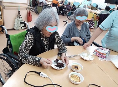 おやつ作りでホットケーキを焼きました(*^_^*)　デイサービスてだこ苑