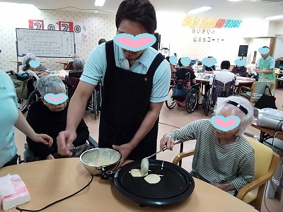 おやつ作りでホットケーキを焼きました(*^_^*)　デイサービスてだこ苑