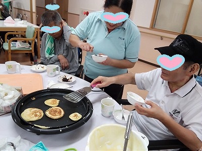 おやつ作りでホットケーキを焼きました(*^_^*)　デイサービスてだこ苑