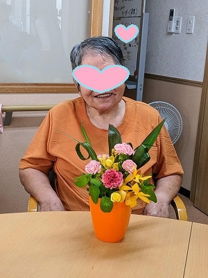 毎月恒例フラワーアレンジメント❀を行いました。デイサービスてだこ苑