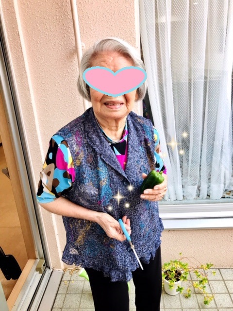 ケアホームてだこ苑でピーマンを収穫しました(*^^)v