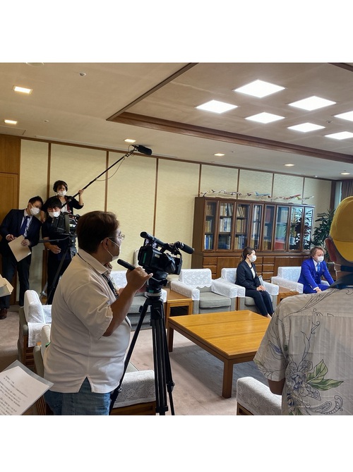 沖縄県庁にて首里城復興支援金報告