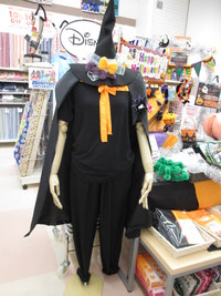 ハロウィンコーナーに魔女登場